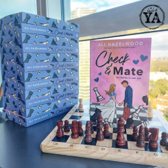 Foto van boek Check & Mate, geschreven door Ali Hazelwood. Er staat een schaakbord voor. 